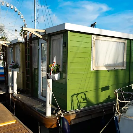 Botel Filipp's House Boat