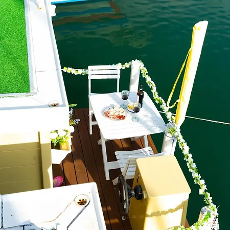 Botel Filipp's House Boat *
