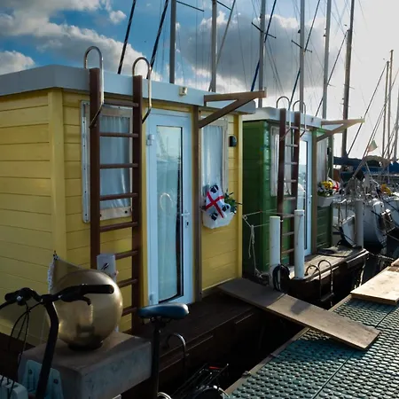 Filipp's House Boat Botel *